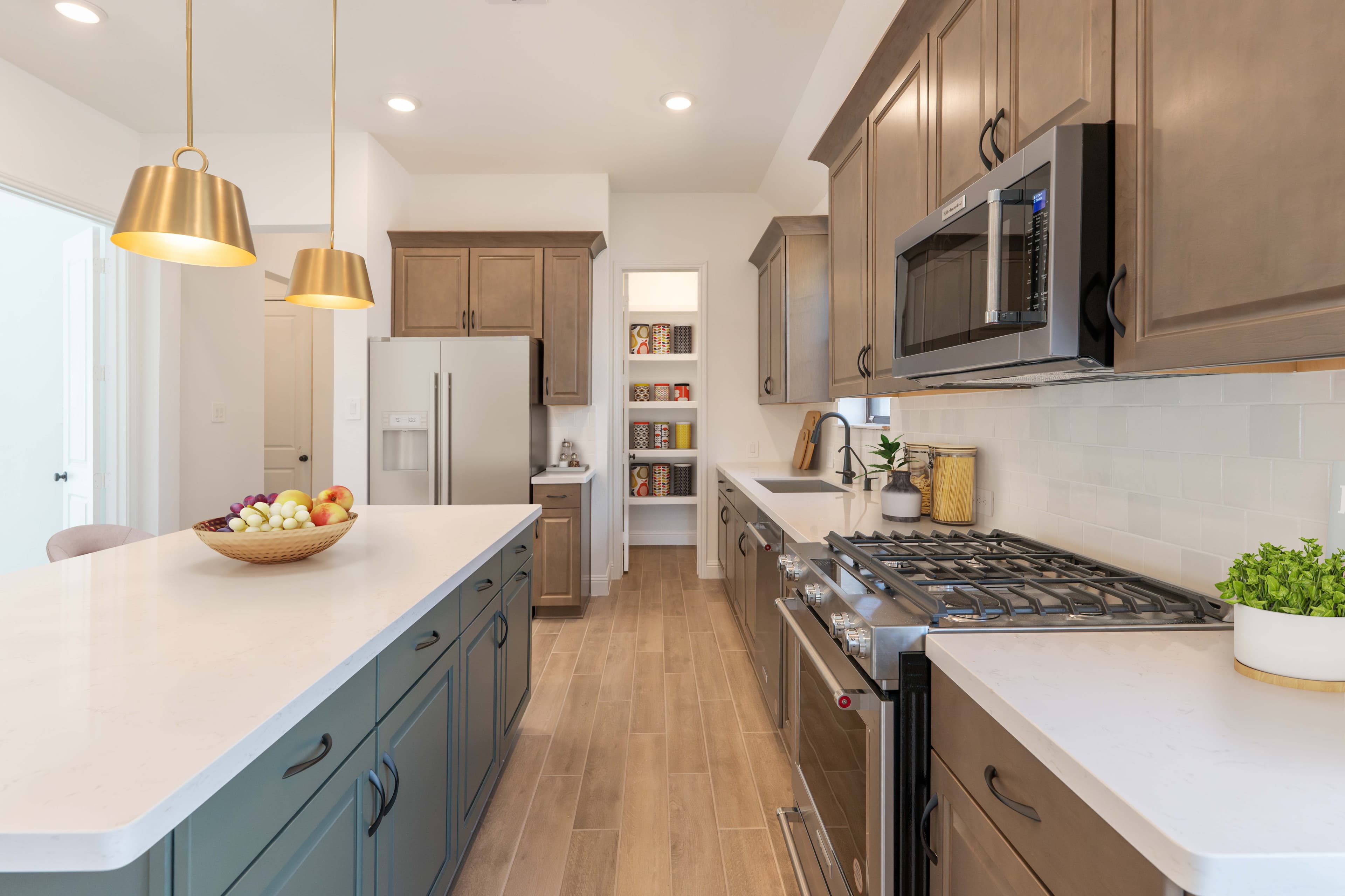 kitchen with island and pendant lighting