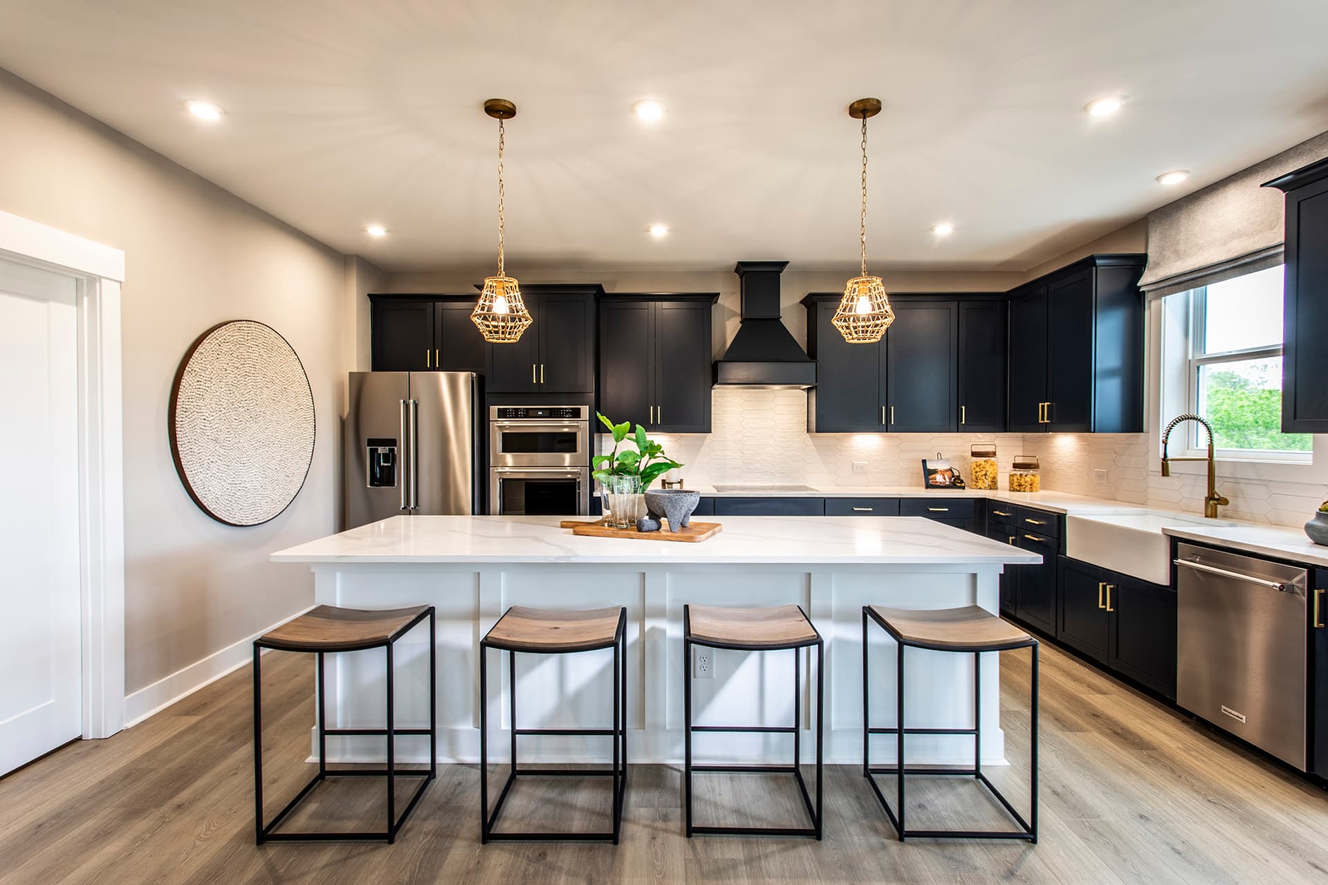kitchen with expansive island & quartz counters