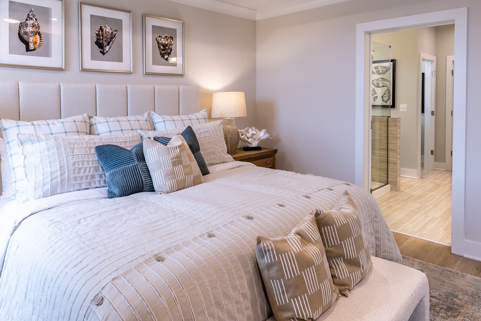 primary suite with carpet and a king-sized bed