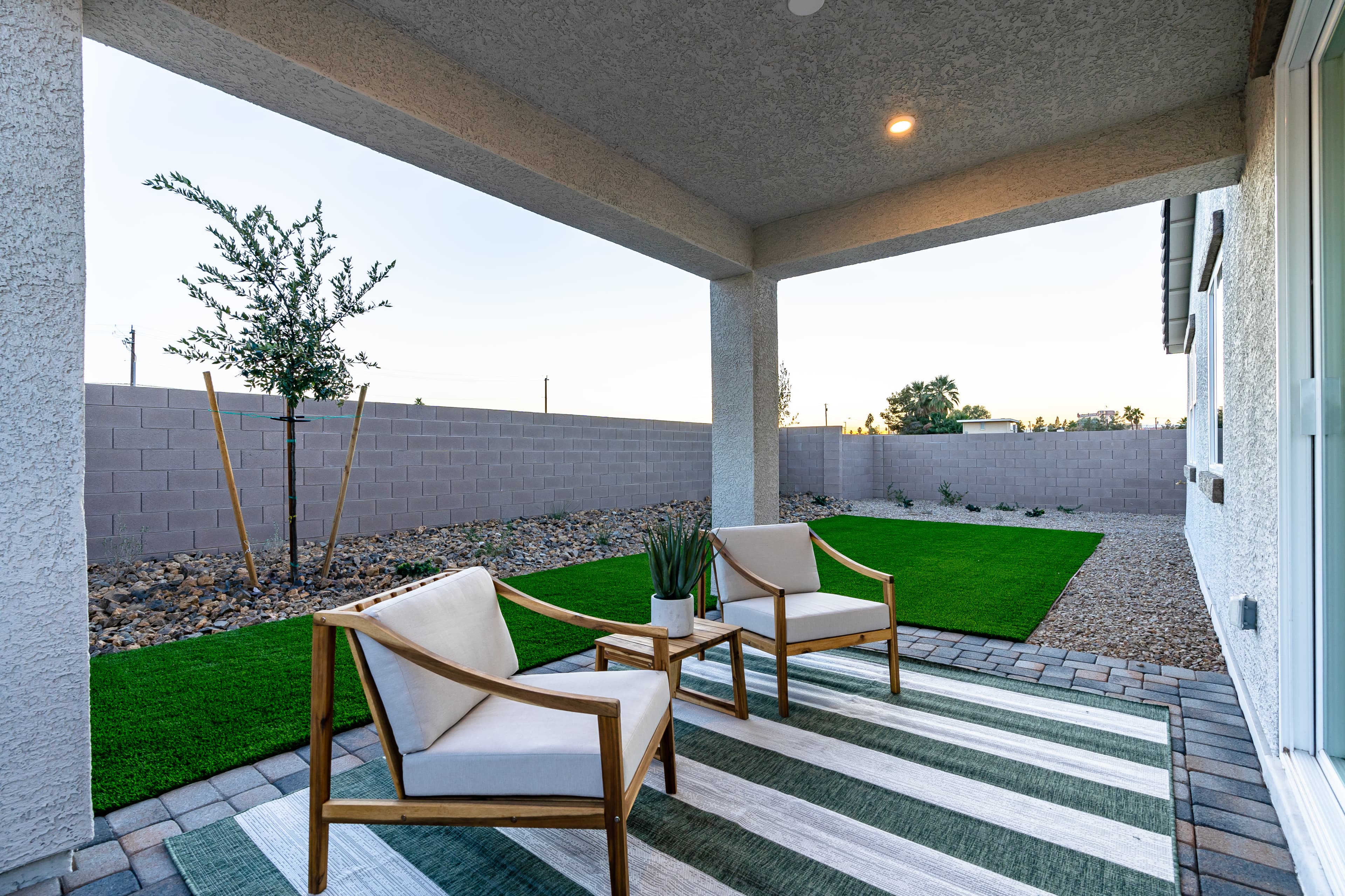 backyard with strip rug and grass